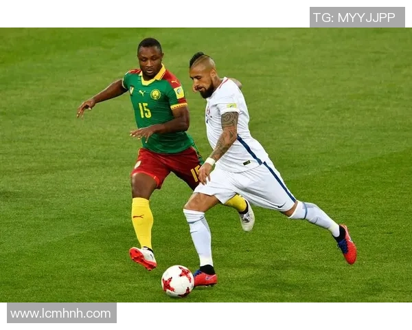 足球明星亲密互动互赠球鞋展现友谊与竞技精神的完美结合