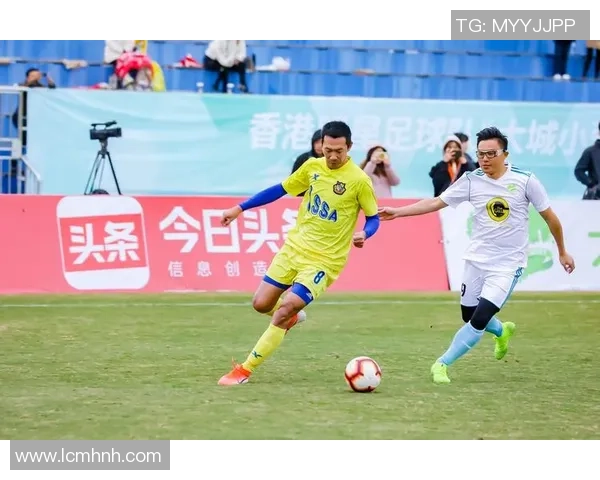 足球明星的专属记者揭秘他们背后的故事与生活点滴